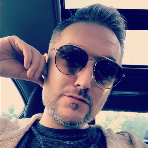 Meet your Posher. - Picture 1 of 1